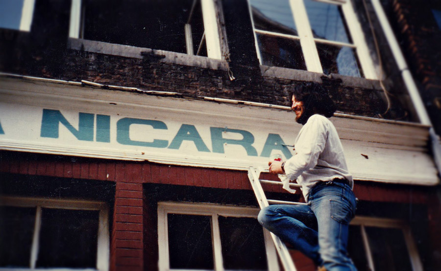1985 - Daniel peint le nom de la Casa qui deviens alors "Casa Nicaragua"